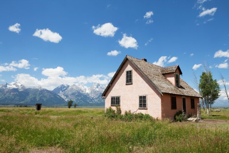 farm house with mountains in distance 1300x867 2024 02 01 gettyimages 180747068