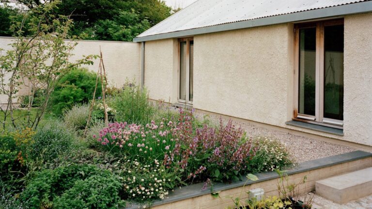 hugh strange architects farmworkers house cornwall hero dezeen 1704 col 0