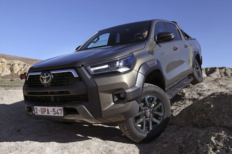 2025 toyota hilux mild hybrid front quarter